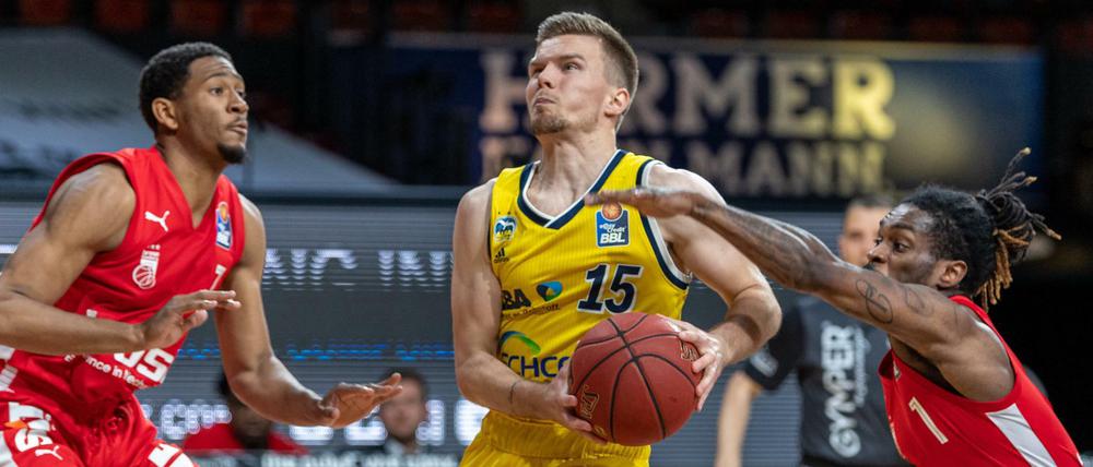 Mitten durch: Martin Hermannsson und Alba Berlin nehmen Kurs aufs Viertelfinale des BBL-Finalturniers.