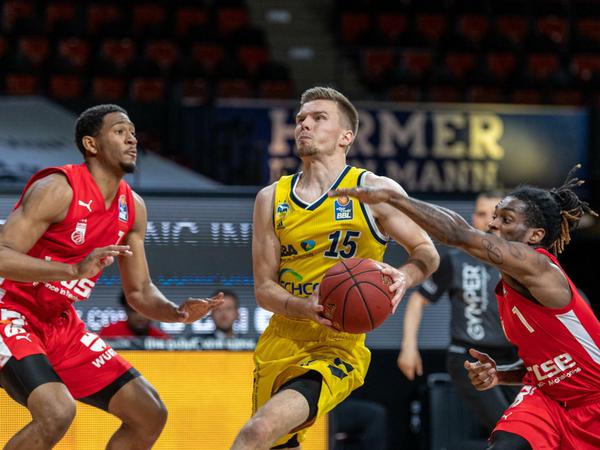 Mitten durch: Martin Hermannsson und Alba Berlin nehmen Kurs aufs Viertelfinale des BBL-Finalturniers.