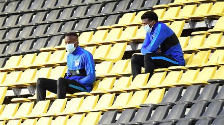 Neuer Stammplatz. Javairo Dilrosun (r.) wird in den nächsten Wochen erst einmal nicht mehr auf dem Fußballplatz zu finden sein.