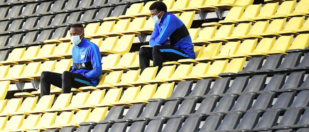 Neuer Stammplatz. Javairo Dilrosun (r.) wird in den nächsten Wochen erst einmal nicht mehr auf dem Fußballplatz zu finden sein.