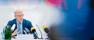 Bei einer Pressekonferenz berichtet der Leiter der Ermittlungen, Joachim Poll über den Fall. 