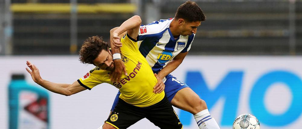 Hart am Mann. Herthas Marko Grujic (r.) im Duell mit dem Dortmunder Thomas Delaney.