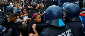 Polizisten am Rande der Demonstration gegen Diskrimminierung am Alexanderplatz.