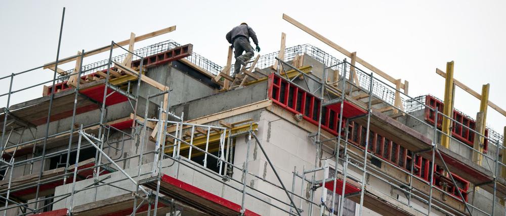 Bau auf, bau auf. Stadtentwicklungssenatorin Katrin Lompscher (Linke) will den Anteil von Neubauwohnungen für Haushalte mit geringen Einkommen deutlich erhöhen – und dazu die landeseigenen Unternehmen stärker in die Pflicht nehmen.