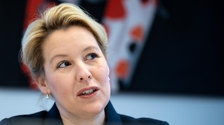 Franziska Giffey, Regierende Bürgermeisterin von Berlin, tritt bei der Debatte über eine deutliche Verschärfung der geltenden Maßnahmen vorerst auf die Bremse.
