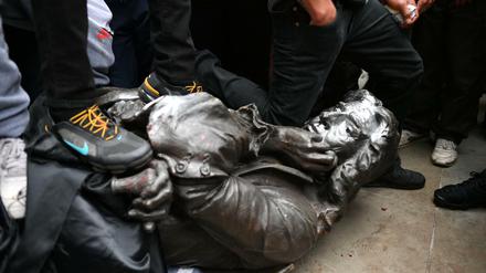 Von wegen Wohltäter! Aktivisten demontierten Edward Colston und kippten ihn in den Hafen von Bristol.