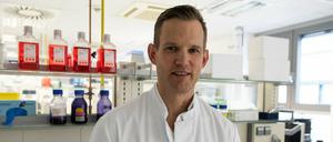Hendrik Streeck in einem Labor seines Instituts in Bonn.