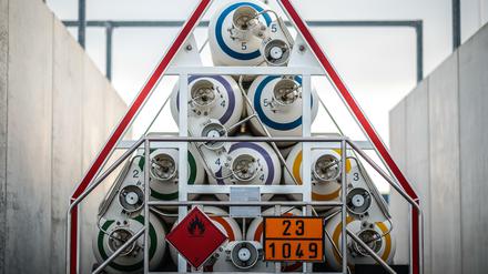 Ein Auflieger mit Wasserstofftanks steht im Energiepark Mainz an der Wasserstofftankstelle.