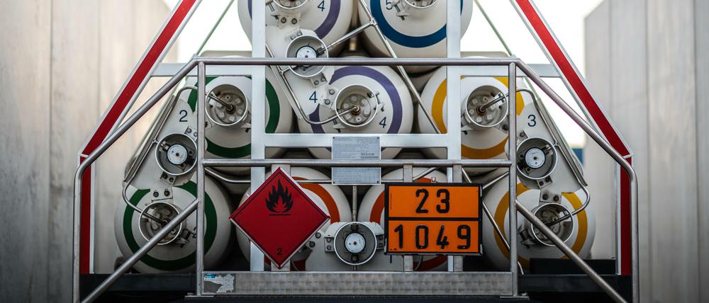 Ein Auflieger mit Wasserstofftanks steht im Energiepark Mainz an der Wasserstofftankstelle.
