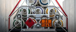 Ein Auflieger mit Wasserstofftanks steht im Energiepark Mainz an der Wasserstofftankstelle.