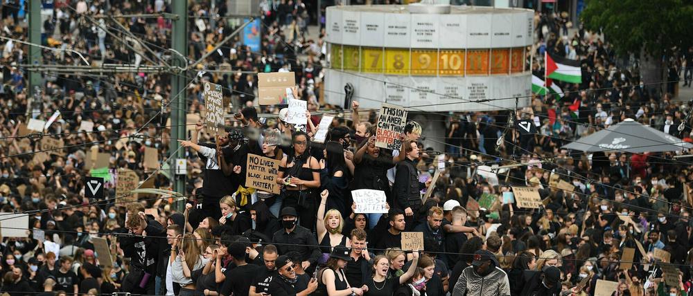 Menschen protestieren auf dem Alexanderplatz bei der "Silent Demo" gegen Rassismus und Polizeigewalt.