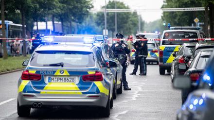 Polizisten stehen nahe der Stelle, an der am Nachmittag ein Fahrzeug in eine Gruppe von Menschen gefahren ist.