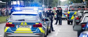 Polizisten stehen nahe der Stelle, an der am Nachmittag ein Fahrzeug in eine Gruppe von Menschen gefahren ist.