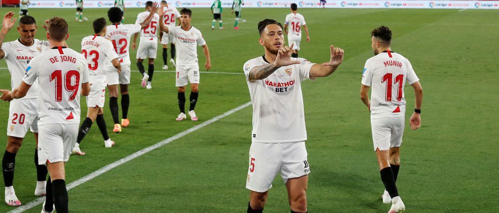 Gruß an die Fans. Lucas Ocampos feiert sein Tor zum 1:0 für den FC Sevilla.