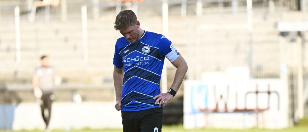Fabian Klos von Bielefeld reagierte nach dem Spielschluss enttäuscht.