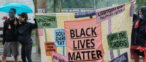 Auch diese Teilnehmer der Demonstration des Bündnisses „Unteilbar“ sind gegen Rassismus.  Ein wichtiger Schritt zur Gerechtigkeit ist die Sprache.