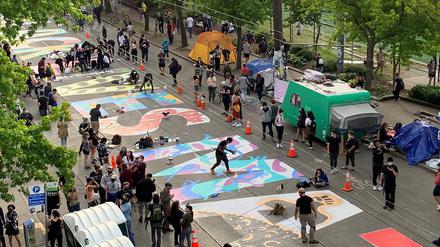 Der Schriftzug „Black Lives Matter“ prangt auf einer Straße in einem Gebiet von Seattle, dass Protestierende zur „autonomen Zone“ erklärt haben.