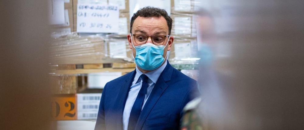 Jens Spahn (CDU), Bundesgesundheitsminister, steht bei seinem Besuch des Sanitätsmateriallagers zwischen Kartonagen. 