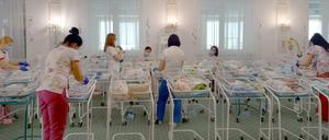 Leihmutter-Babys. Viele Eltern können sie aufgrund der Reisebeschränkungen nicht abholen.
