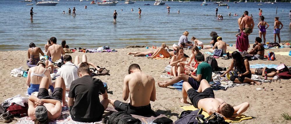 Auch dit is Berlin: Sonnenhungrige am citynahen Strand.