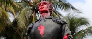 Eine Statue von Christoph Kolumbus im Bayfront Park in Miami ist mit roter Farbe und dem Symbol einer Faust bemalt.