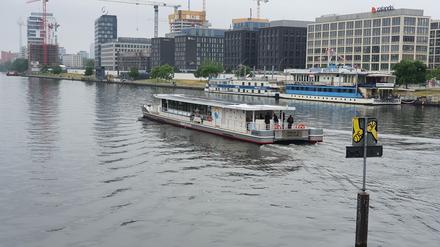 Lautlos und abgasfrei fährt die "Suncat 120" über die Spree - auch bei Nieselregen