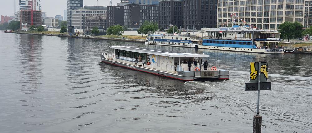Lautlos und abgasfrei fährt die "Suncat 120" über die Spree - auch bei Nieselregen