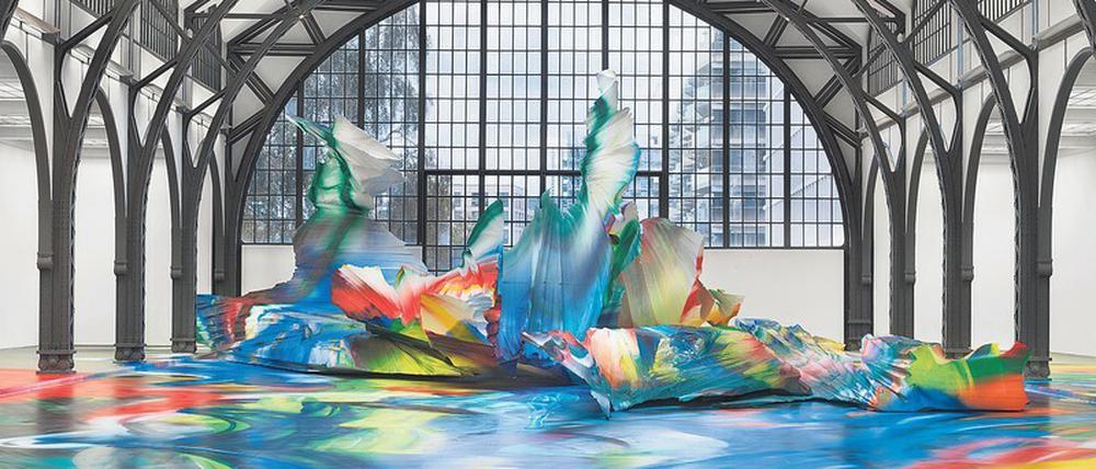 Die Kunst will ins Freie. Katharina Grosses „It Wasn’t Us“ ergießt sich aus der Halle des Hamburger Bahnhofs in den Stadtraum.