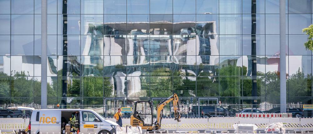 Das Bundeskanzleramt spiegelt sich in der Fassade des Paul-Löbe-Hauses des Bundestages, während des Koalitionsausschuss im Kanzleramt tagt.