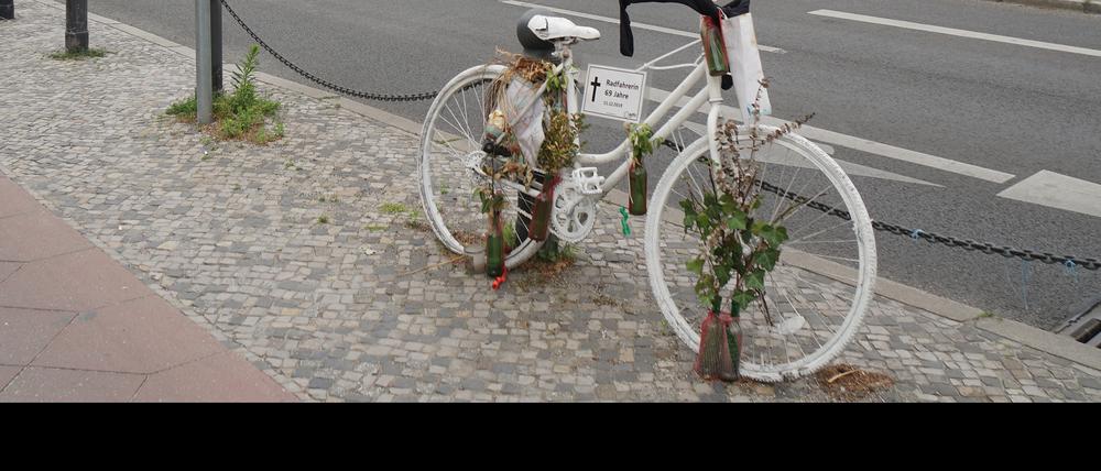 Weiß gestrichenes Geisterrad für getötete Radfahrerin am Luisenplatz.