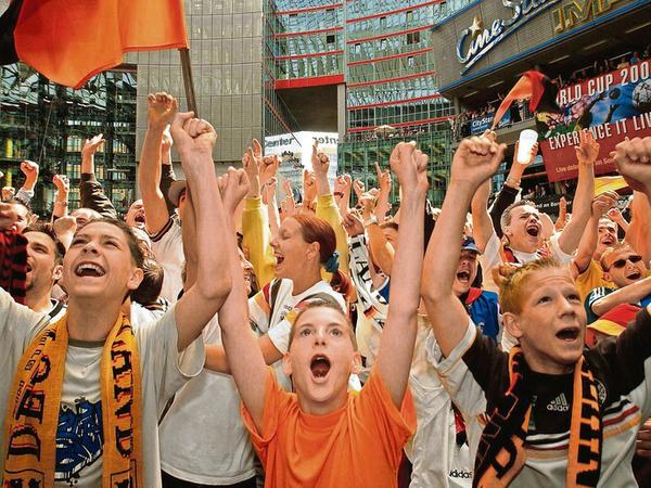 Unter dem Zeltdach wurden regelmäßig Live-Übertragungen Fußballspiele gezeigt.