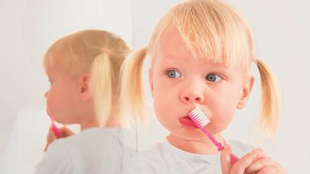 Soll ich oder soll ich nicht? Wenn Kinder nicht putzen mögen, kann das unterschiedliche Ursachen haben. Vielleicht ist die Zahnbürste nicht die richtige?