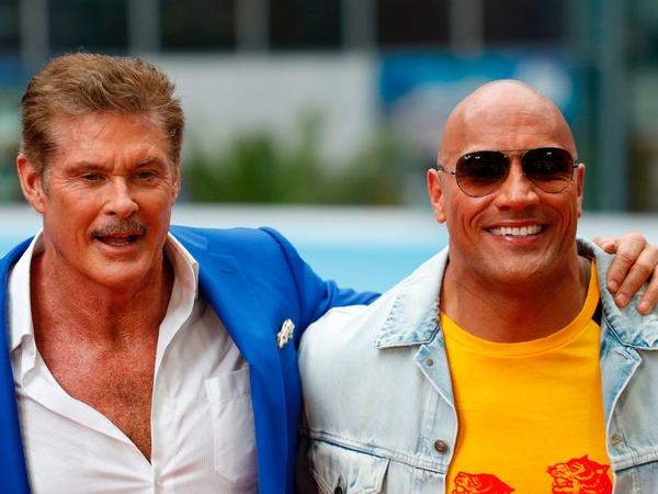 Im Sony Center, unter Bademeistern. Dwayne Johnson (re.) und David Hasselhoff bei der Baywatch-Premiere.