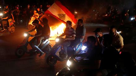 Viele junge Männer kommen mit Mopeds und Motorrädern zu den Demonstrationen.