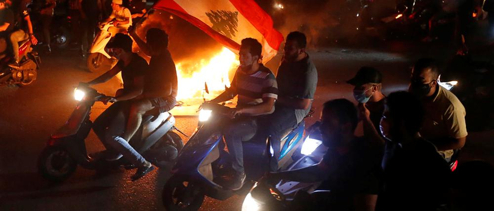 Viele junge Männer kommen mit Mopeds und Motorrädern zu den Demonstrationen.