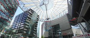 Entworfen hat das Sony Center der deutsch-amerikanischen Architekten Helmut Jahn.