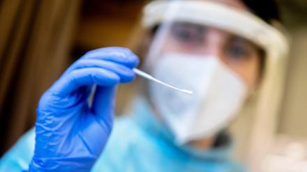 Meldungen über positive Tests geben manche Gesundheitsämter an Wochenenden nicht weiter.