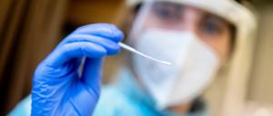 Meldungen über positive Tests geben manche Gesundheitsämter an Wochenenden nicht weiter.