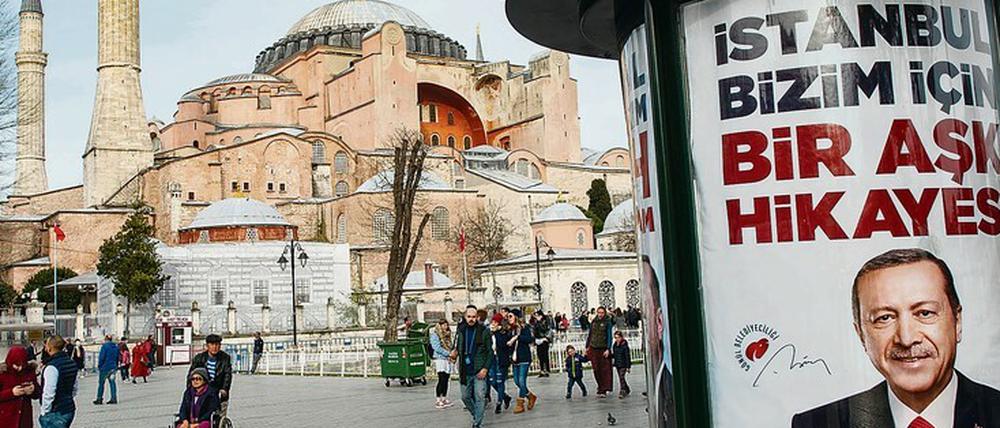 Wahlplakat vor dem Wahrzeichen. Zur Bürgermeisterwahl 2019 in Istanbul warb Erdogan offensiv für seine Partei. 