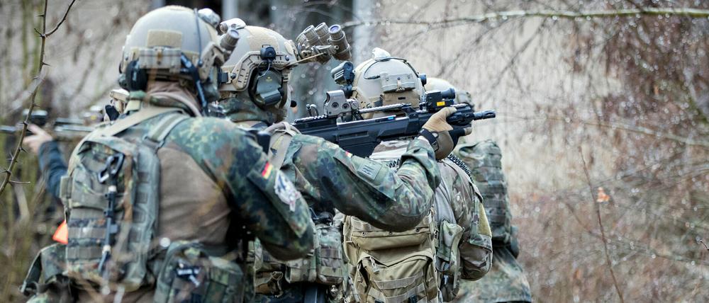 Bundeswehrsoldaten der Eliteeinheit Kommando Spezialkräfte (KSK) trainieren im März 2017 den Häuserkampf und eine Geiselbefreiung.