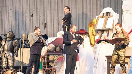 Gold auf Beton. Wagners Welttheaterprolog über Gier, Macht und Fluch kann nicht im Opernhaus stattfinden, ersatzweise spielt das Ensemble unter freiem Himmel. 