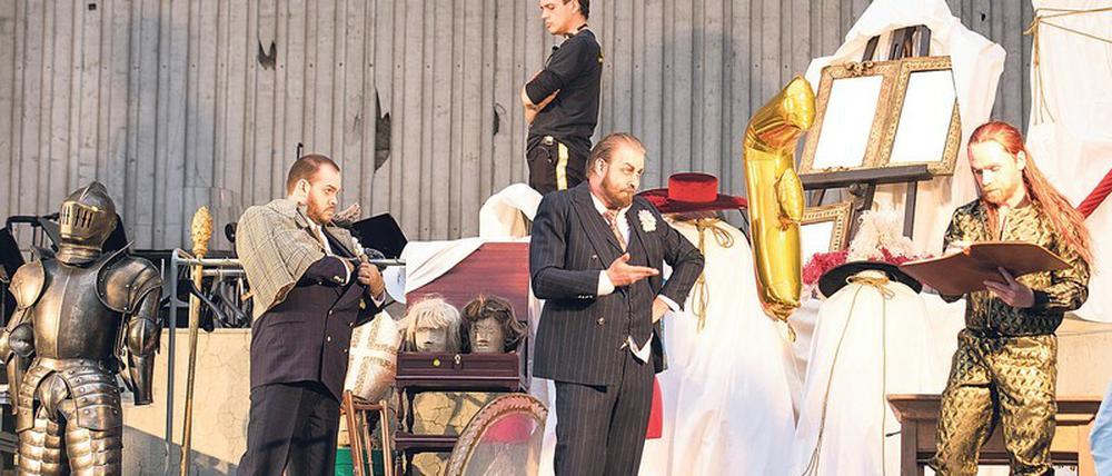 Gold auf Beton. Wagners Welttheaterprolog über Gier, Macht und Fluch kann nicht im Opernhaus stattfinden, ersatzweise spielt das Ensemble unter freiem Himmel.