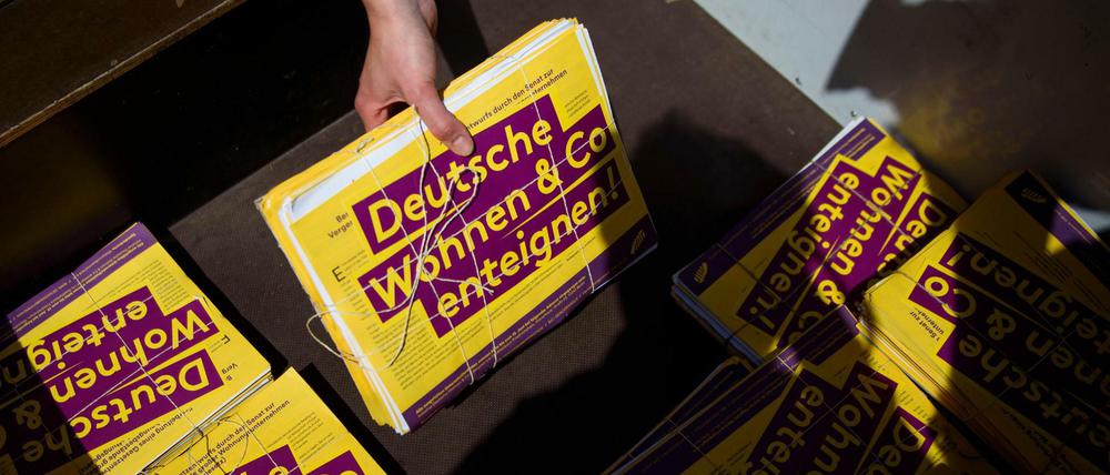 Stapelweise Unterschriften: das Volksbegehren "Deutsche Wohnen & Co enteignen".