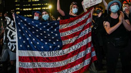 Demonstranten protestieren in New York City gegen Polizeigewalt. Der Tod von George Floyd hat eine internationale Protestwelle ausgelöst. 