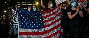 Demonstranten protestieren in New York City gegen Polizeigewalt. Der Tod von George Floyd hat eine internationale Protestwelle ausgelöst. 