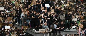 Am 06. Juni protestieren Menschen auf dem Alexanderplatz gegen Rassismus und Polizeigewalt. Anlass ist der gewaltsame Tod von George Floyd bei einem Polizeieinsatz in Minneapolis.