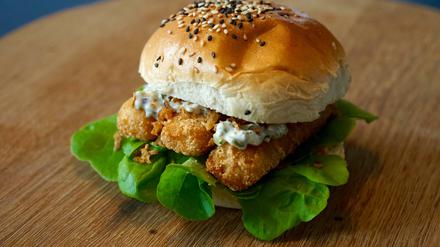 Einem Backfischbrötchen nicht unähnlich, aber Dank der Sardellen-Kapern-Gurken-Remoulade mit etwas differenzierter im Geschmack