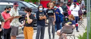 Lange Schlangen vor den Wahllokalen wegen Corona, hier in Georgia, machen die Briefwahl attraktiver. Trump nennt sie eine Methode zur Wahlfälschung. 