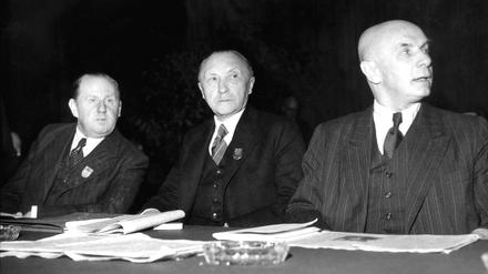Der Alte. Konrad Adenauer (Mitte) mit Friedrich Holzapfel und Jakob Kaiser (rechts) auf dem ersten Bundesparteitag in Goslar – fünf Jahre nach Gründung der CDU. 