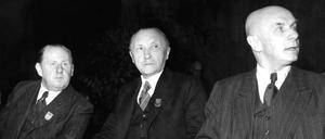 Der Alte. Konrad Adenauer (Mitte) mit Friedrich Holzapfel und Jakob Kaiser (rechts) auf dem ersten Bundesparteitag in Goslar – fünf Jahre nach Gründung der CDU.